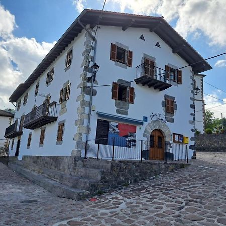 Posada De Oitz Oiz Bagian luar foto