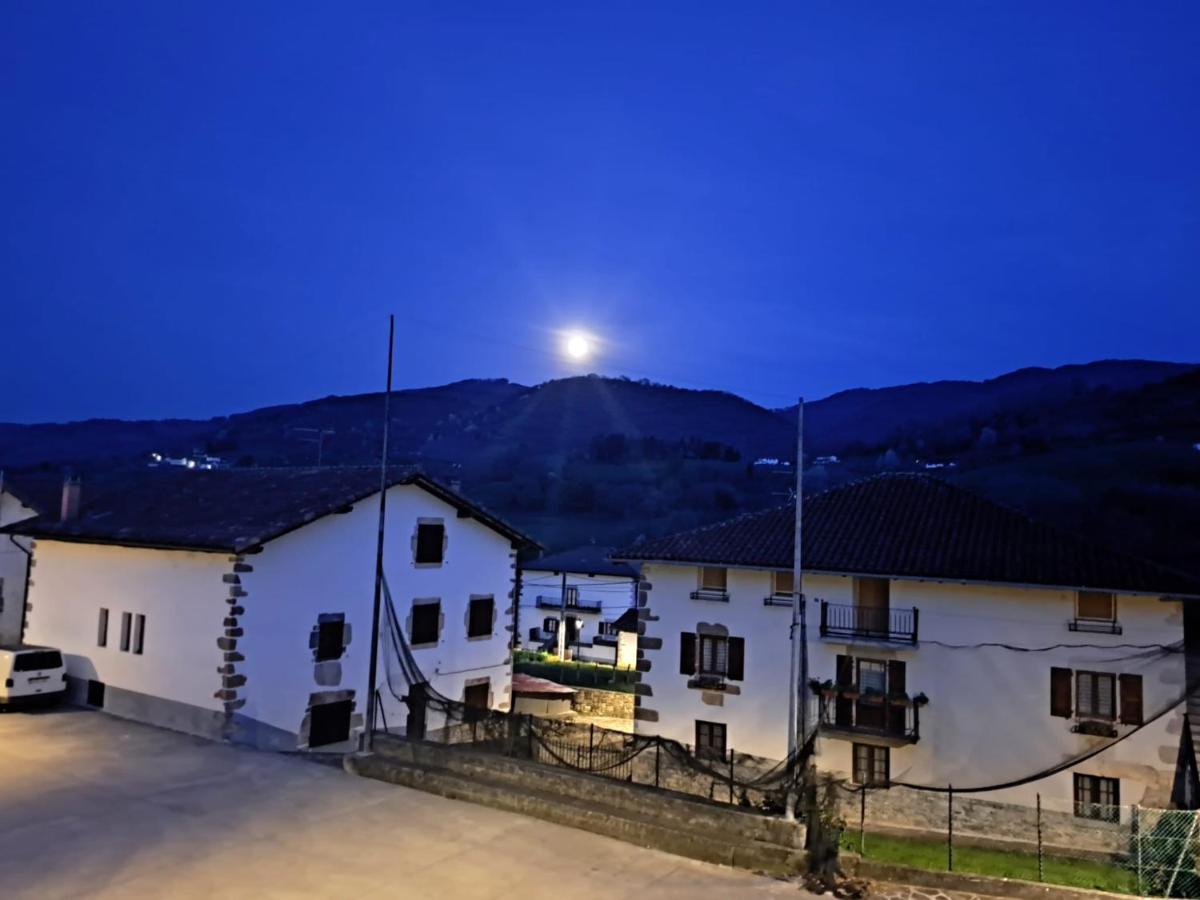 Posada De Oitz Oiz Bagian luar foto